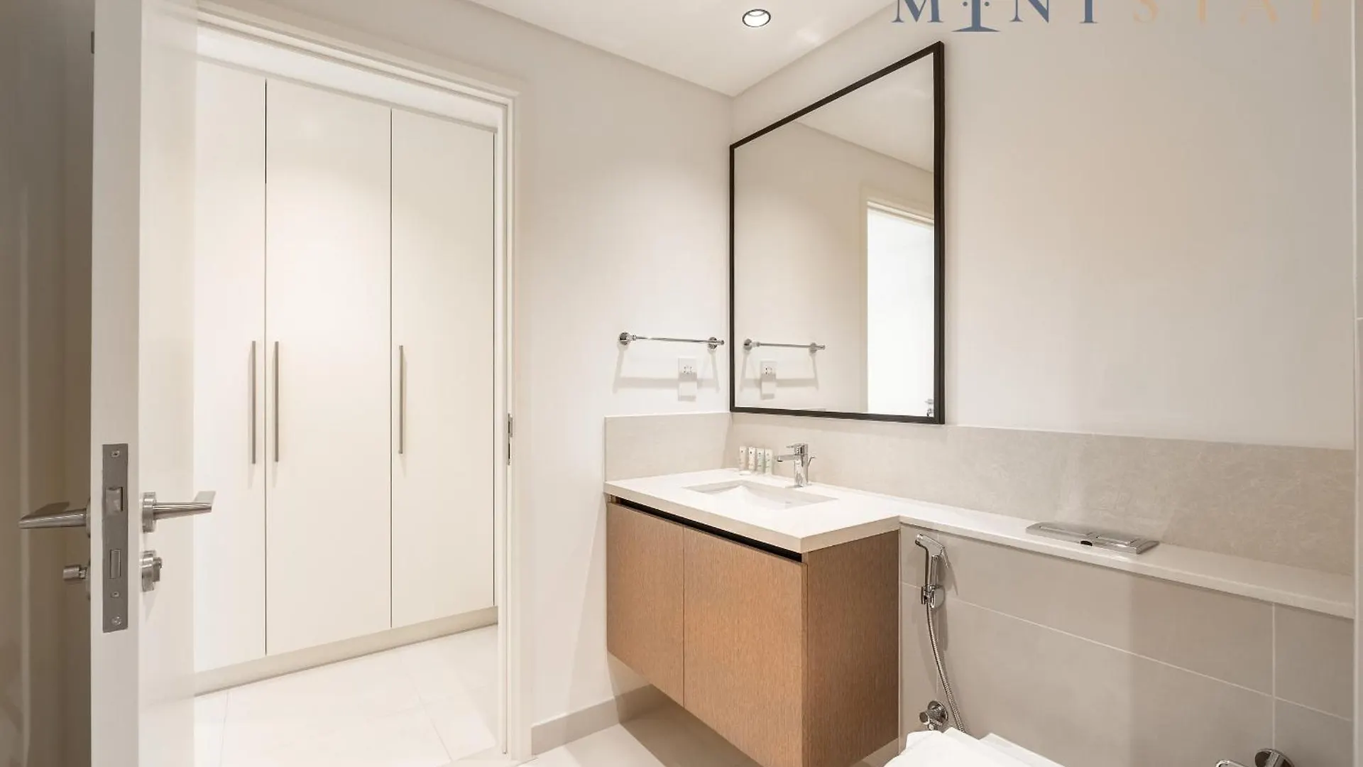 Burj Crown , Downtown Dubai - Mint Stay Apartment